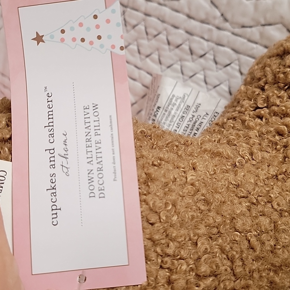 Cupcakes & cashmere gingerbread pillow - Picture 3 of 3